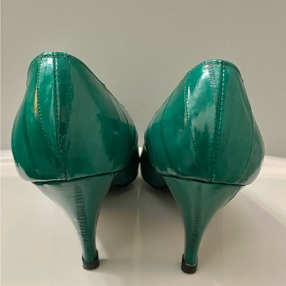 Elegant Emerald Green Women's Heels - Picture 6 of 11
